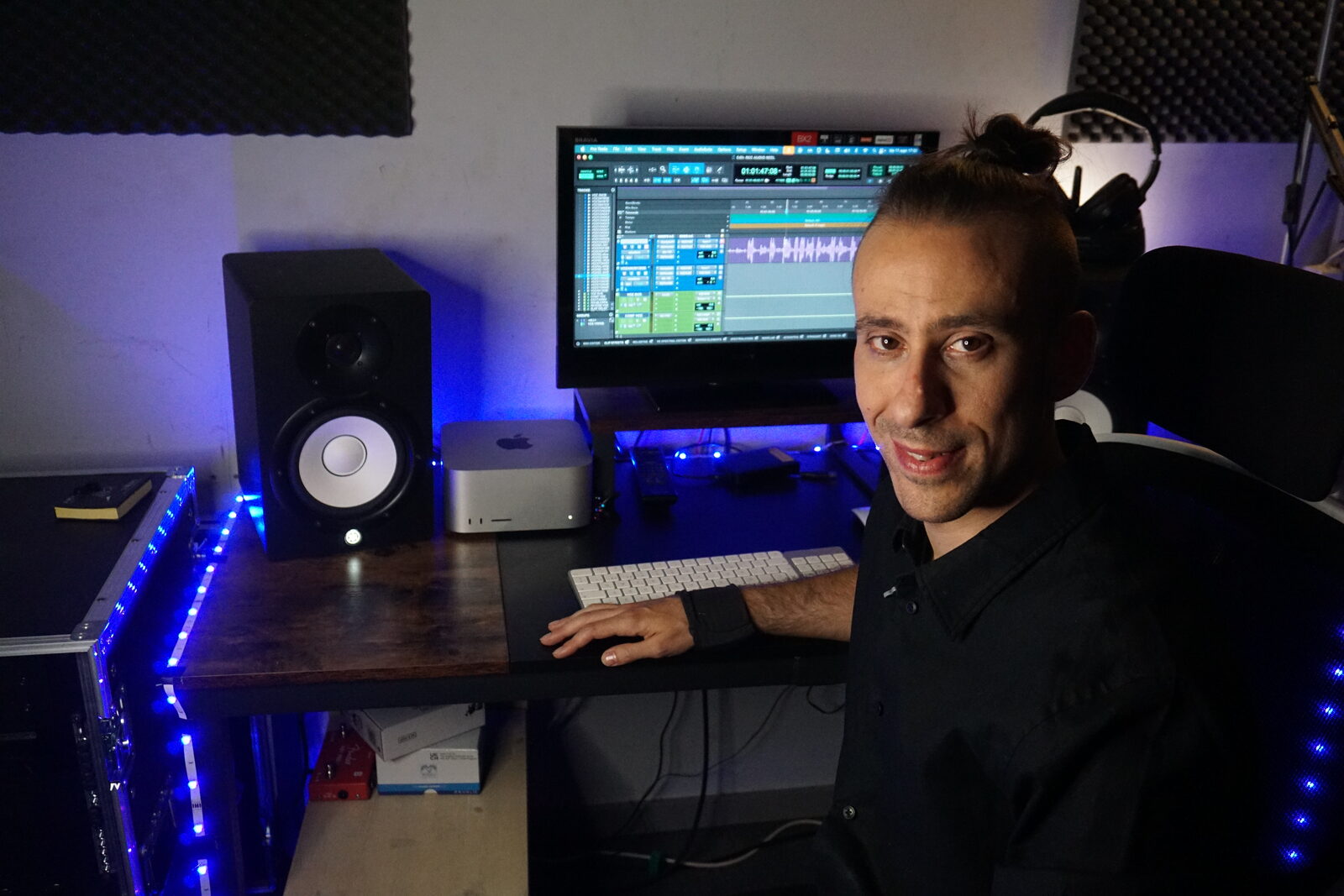 Alberto sonriendo en su estudio con el pulgar hacia arriba